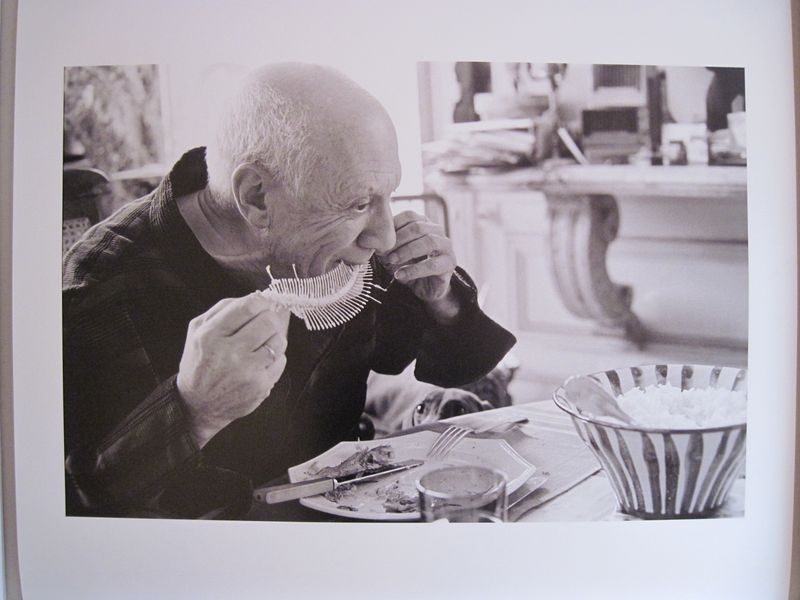 David Douglas Duncan, Pablo Picasso isst einen Fisch, 1957, Silbergelantineabzug © Kunstmuseum Pablo Picasso Münster 2019